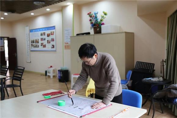 5社区老人在中心练习书法。通讯员 吴丹丹 摄
