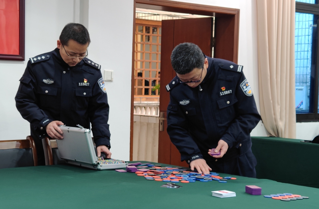 2民警清理涉案赌具。重庆市九龙坡区警方供图