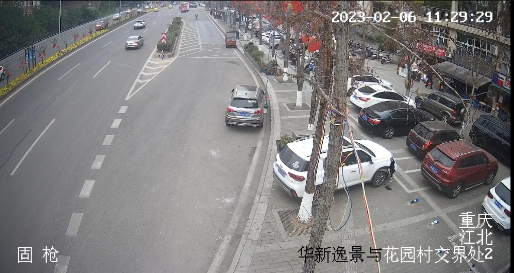 1舒某开车撞击隔离桩的过程，被公共视频拍下。重庆江北警方供图