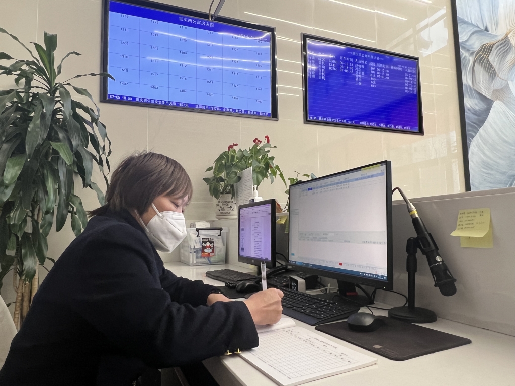 叫班员实施叫班后，登记交班信息。铁路部门供图