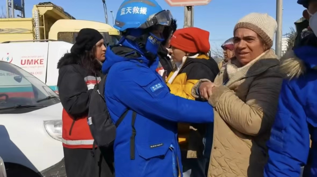 土耳其老妇解开衣襟为蓝天救援队员取暖。受访者供图