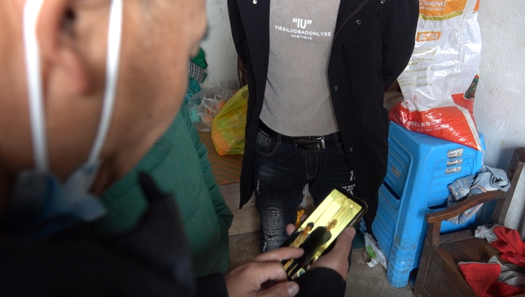 2袁某与父母视频通话。重庆市开州区警方供图
