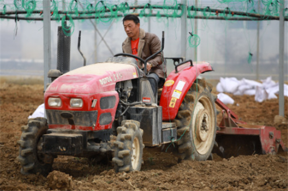 2月8日，贵州省龙里县湾滩河镇园区村村民驾驶农机在大棚里翻耕土地。新华社记者 刘续 摄