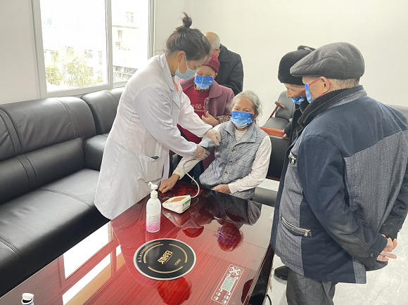 志愿者为老人们检查身体。黔江区委宣传部供图 华龙网发
