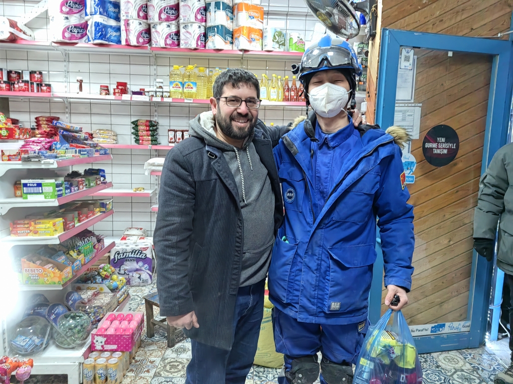 重庆蓝天救援队队员杨志剑与土耳其超市老板的合影。受访者供图