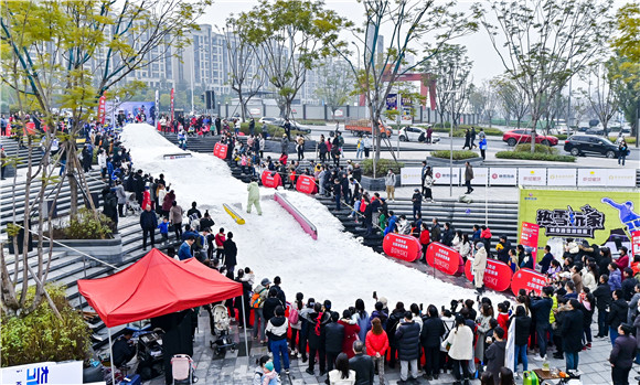 重庆热雪奇迹打造出极具噱头的街头滑雪场。主办方供图