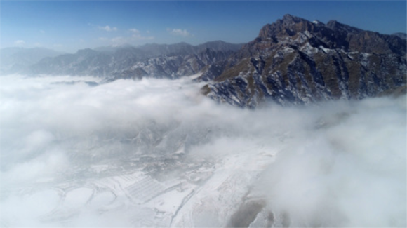 2月9日在宁夏贺兰山岩画景区拍摄的雪后贺兰山（无人机照片）。新华社记者 王鹏 摄