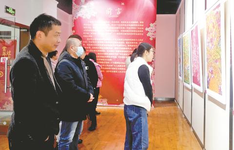 群众在区文化馆艺术展厅有序观展。受访者供图
