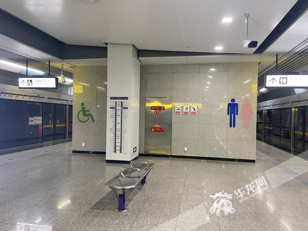记者探访发现，重庆大多数公共场所仅配备了无障碍卫生间。华龙网-新重庆客户端 王旭睿 摄