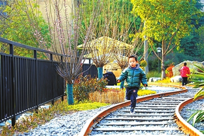 小孩在钢铁公园追赶春天的脚步。记者 钟戈 摄