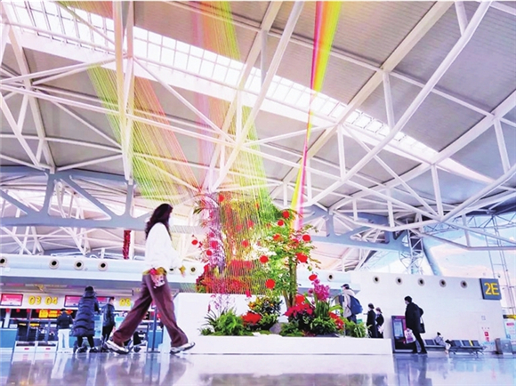“焕彩阳光洒进航站楼”主题艺术装置。记者 杨青 摄
