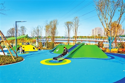 小孩在陈家阁体育文化公园玩耍。记者 钟戈 摄