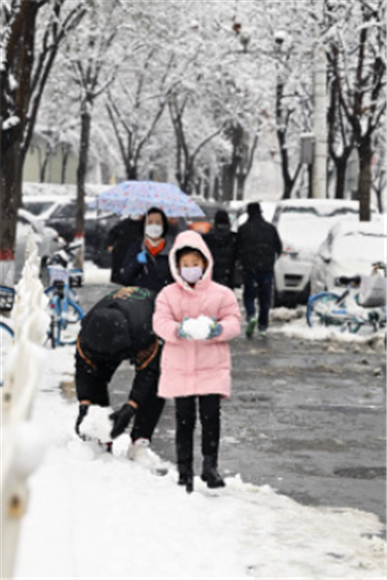 2月12日，一名小朋友在雪中玩耍。新华社记者 杨晨光 摄