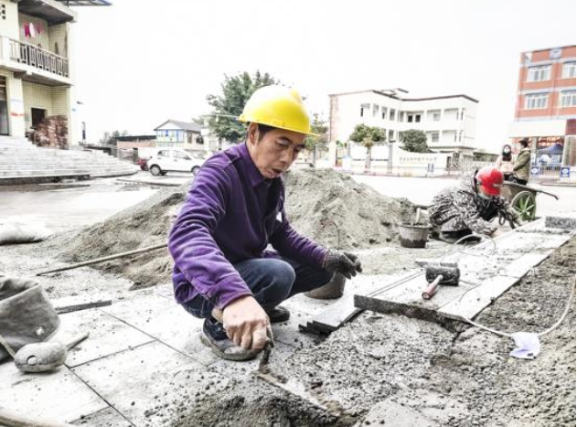 工人铺设人行道。记者 杨丽丹 供图