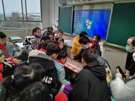 禁毒宣传员向学生们展示仿真毒品模型样本。通讯员 刘伶俐 摄
