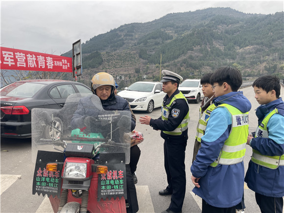 民警带领学生一起来到了学校门口开展了交通违法劝导活动。云阳县公安局供图 华龙网发