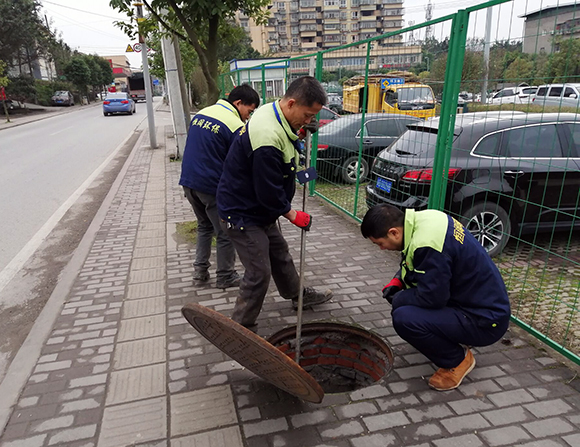 管道疏通解决污水外溢问题。通讯员  颜诗燕 摄