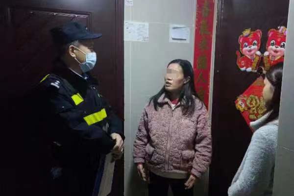 民警了解事情经过。重庆市沙坪坝区警方供图