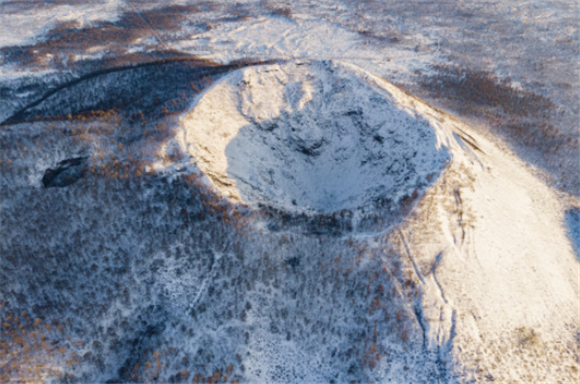 五大连池世界地质公园老黑山火山口景色（2月12日摄，无人机照片）。新华社记者 谢剑飞 摄