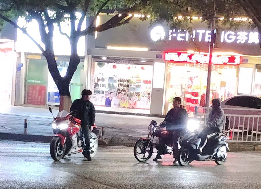 三名驾驶摩托车“飙车炸街”的男子。重庆九龙坡警方供图
