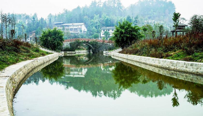 整治后的龙川江铁桥段河道。
