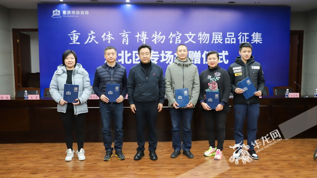 Former football player of the national team Xu Yuan (first from left), famous racing driver Wang Rui (second from left), representative of Chang'an Wangjiang Industry (third from right), famous triathlon athlete Zou Lina (second from right), and Cao Junyu