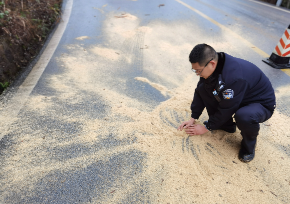 民警巧用碎木屑防止过往车辆“溜旱冰”。巫溪警方供图