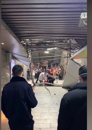 网友在社交平台发布视频称，临江门地下通道吊顶掉落。视频截图