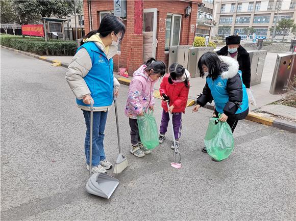 2小朋友和志愿者们清理垃圾。金凤镇供图