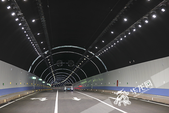 2月15日晚10点，市级重点工程甘悦大道全线将正式通车。华龙网-新重庆客户端 首席记者 李文科 摄