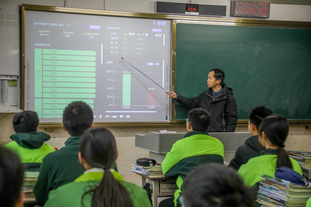 考试结束后，合川中学教师利用大数据平台进行成绩分析。 合川区教委供图