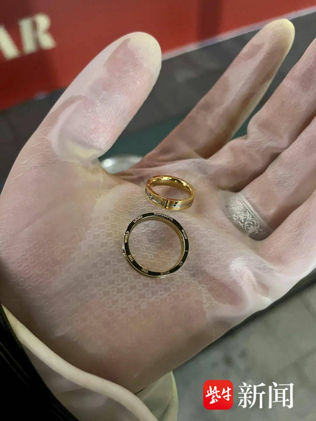 情人节翻垃圾桶能翻到不少遗弃的鲜花、饰品等礼物？记者实探发现……3