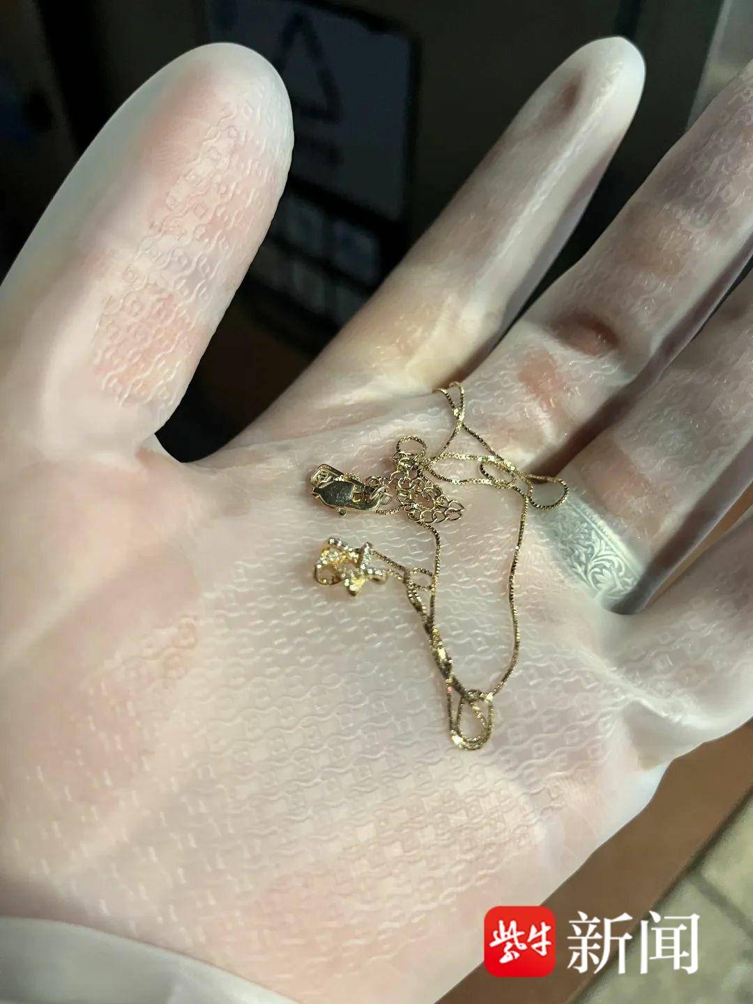 情人节翻垃圾桶能翻到不少遗弃的鲜花、饰品等礼物？记者实探发现……4