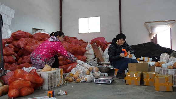 村民正在打包农产品。丰都县委宣传部供图 华龙网发