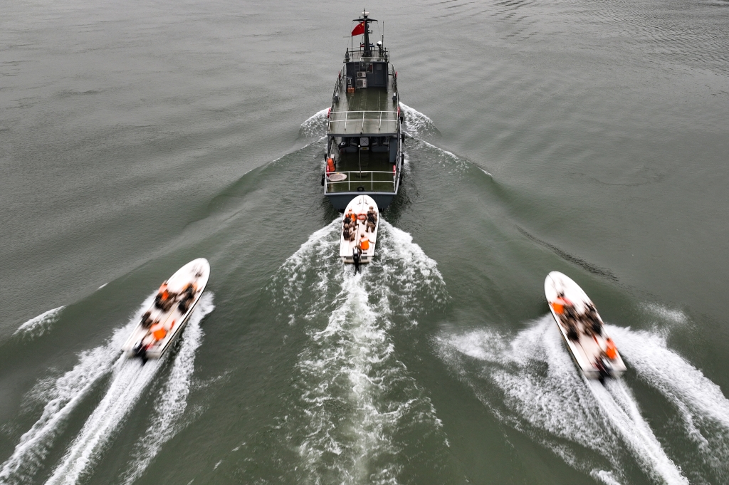 3武警官兵乘坐冲锋舟对目标船只进行追击。通讯员 曹洋 摄