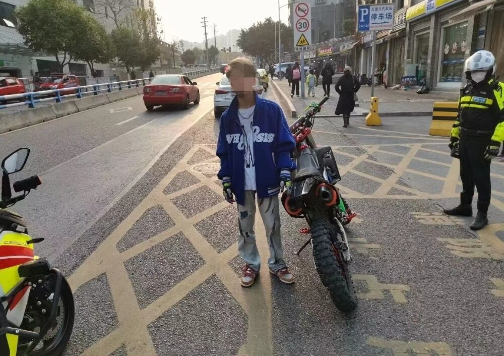 大渡口警方查获无牌大排量摩托车。警方供图