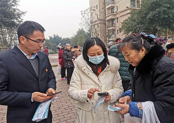 3现场指导群众激活医保电子凭证。通讯员 杨洋 摄