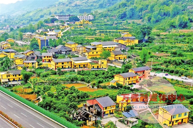 南桐镇民权村，改造一新的农房鳞次栉比，成为一道靓丽风景线。记者 王泸州 摄