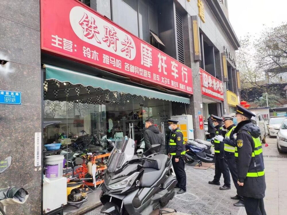 江北警方正在到摩托车改装店进行检查。警方供图