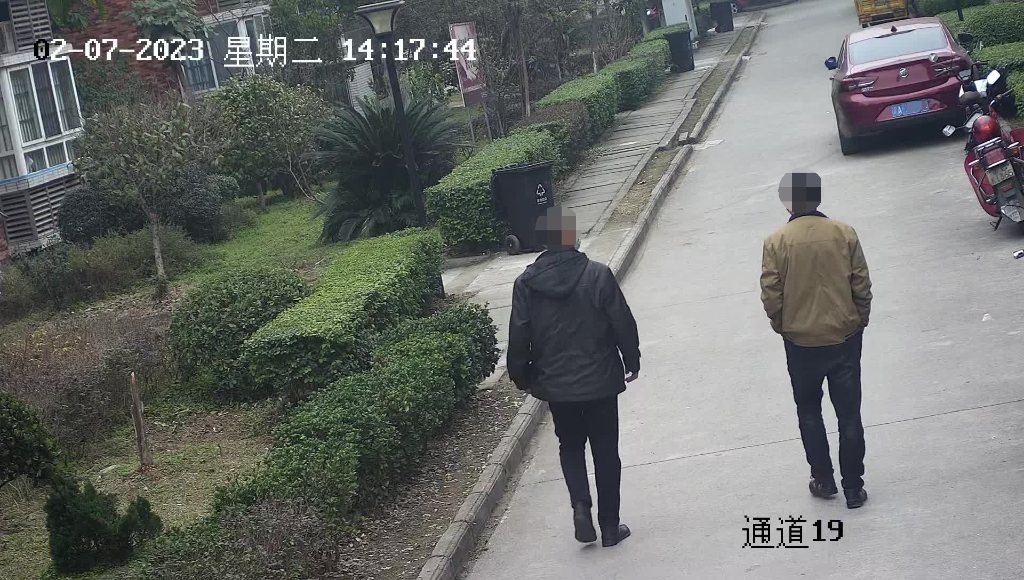 1两名男子进入小区。重庆大足警方供图