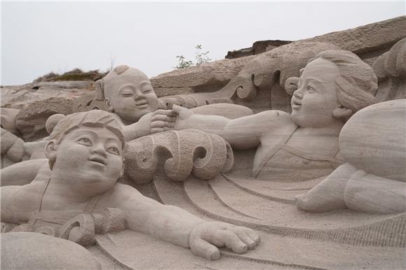 2巨型石刻《长江·母亲的歌谣》局部。特约通讯员 邓小强 摄