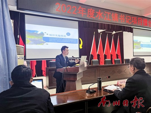 劳动社区党委书记甘元奉讲述自己的比赛项目。 记者 聂灵灵 摄