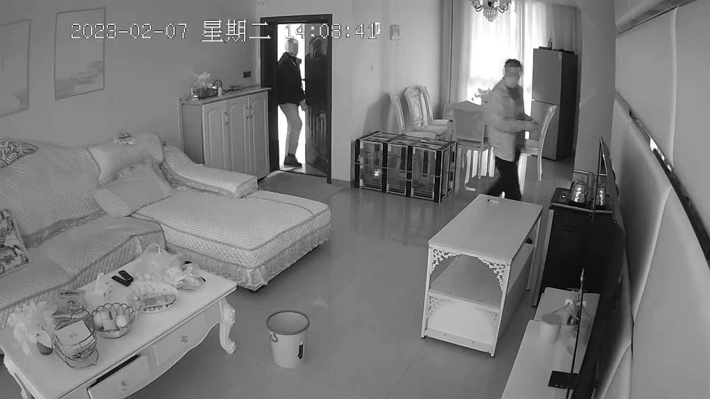 2两名男子进入屋内盗窃。重庆大足警方供图
