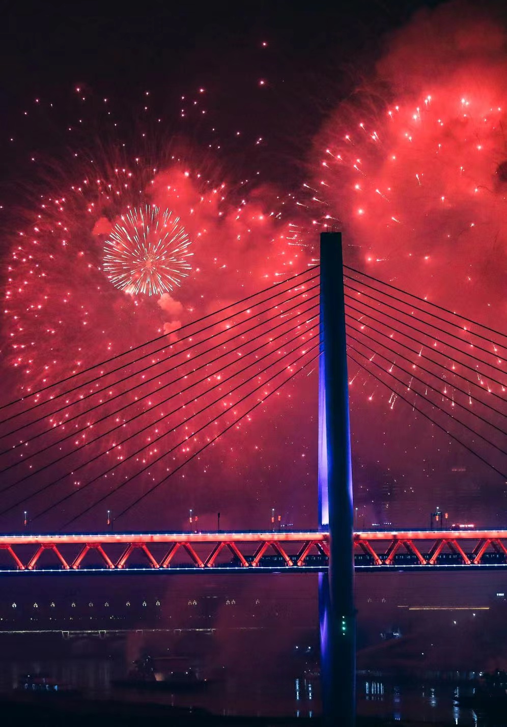 轨道列车在绚烂的烟火下飞驰。通讯员 钟可臻 摄