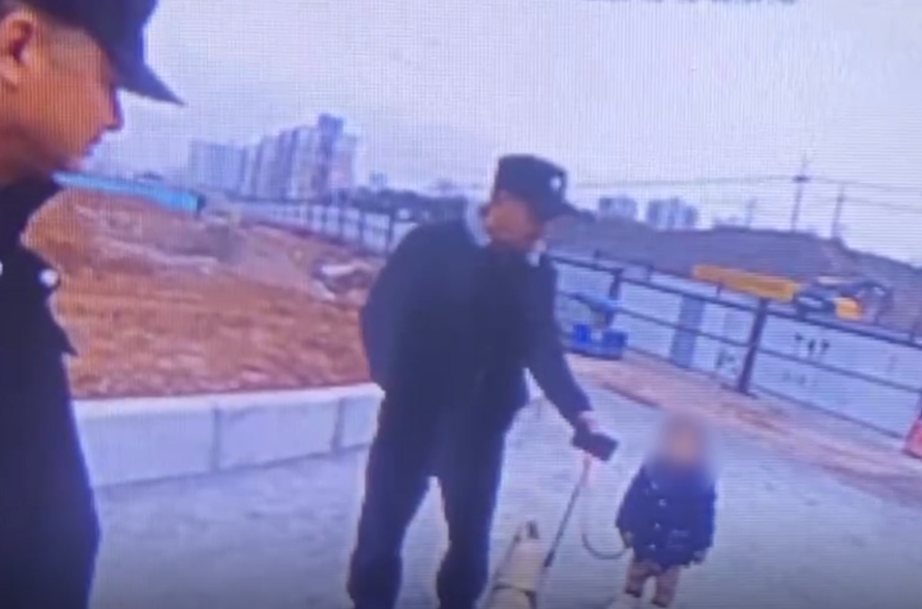 1走失的小女孩和狗狗。重庆高新区警方供图
