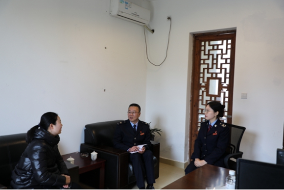 2月14日，彭水县税务局党委委员、局长汪贵权走访全国人大代表、重庆乌江画廊旅游开发有限公司阿依河分公司市场部负责人张尧，汇报税费工作情况，征求意见建议。通讯员 程美倩 摄