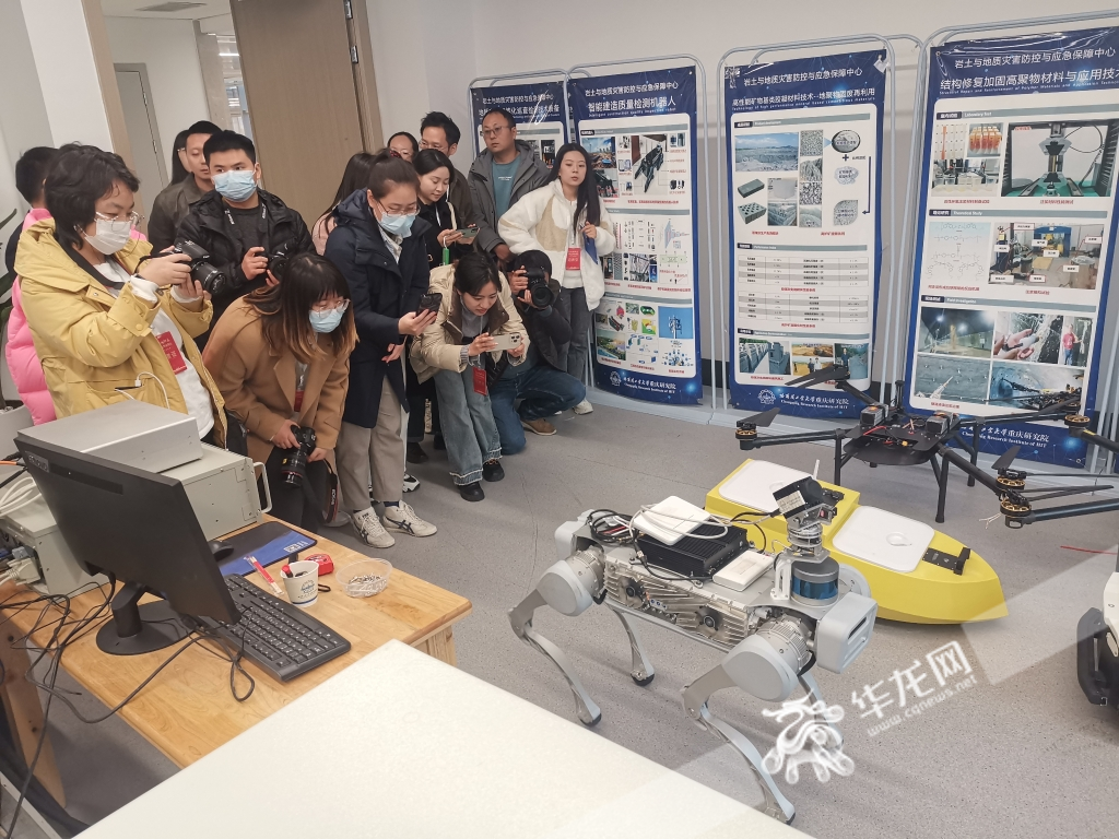 哈尔滨工业大学重庆研究院研发的仿生机器狗引起了大家的关注。华龙网-新重庆客户端记者 伊永军 摄