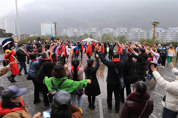 游客同跳土家摆手舞。酉阳旅投供图 华龙网发