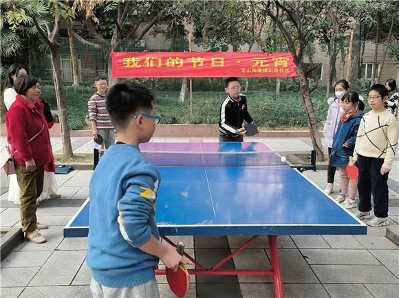 1活动现场，小朋友正砸进行乒乓球比赛。通讯员 任丽 摄