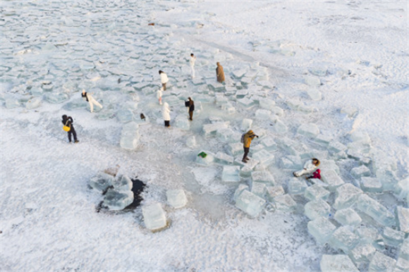 2月1日，游客在松花江哈尔滨段江畔的“钻石海”游玩（无人机照片）。新华社记者 谢剑飞 摄